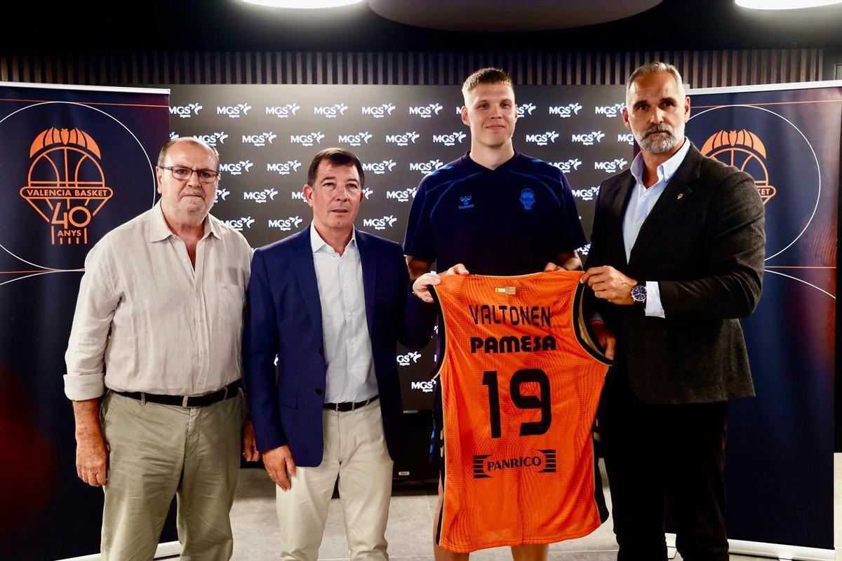 Elias Valtonen, en su presentación oficial como jugador del Valencia Basket.