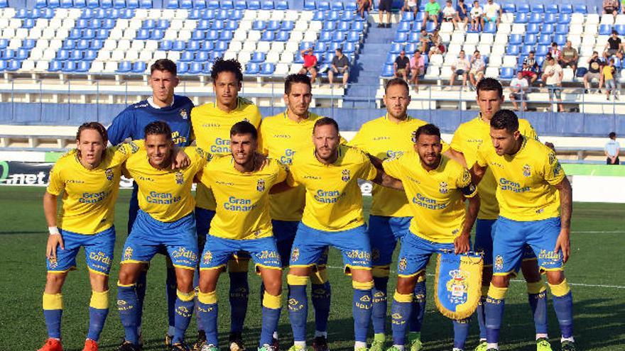 Formación inicial de la UD en Marbella, con Raúl (1ºi), Lemos, Bigas, Dani, Calleri; Halilovic (1ºi, agachado), Simón, Fabio, Javi, Viera y Vitolo, antes de medirse al Besiktas.