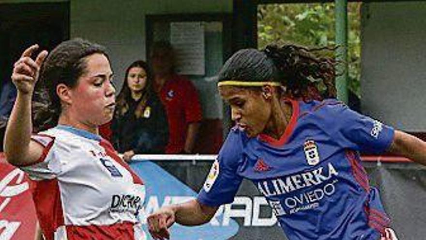Érika, del Real Oviedo, en pugna con Carmela.