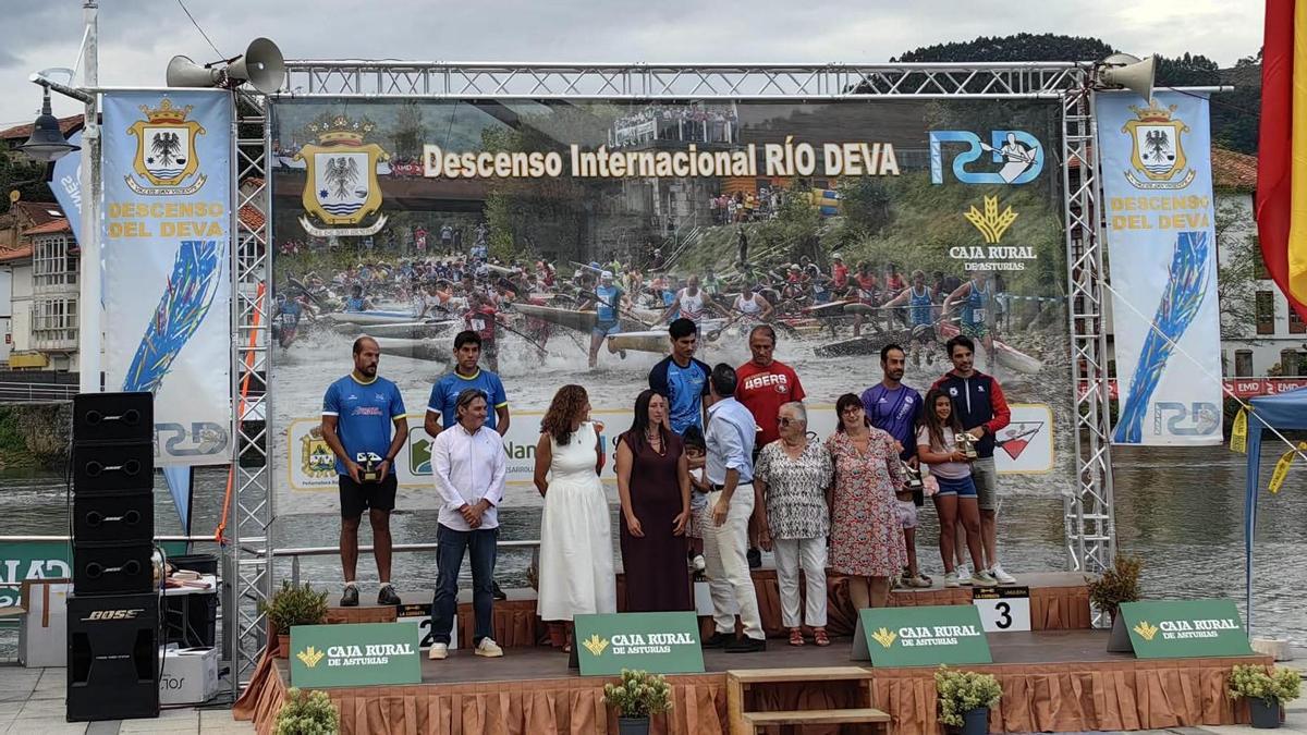 Un momento de la entrega de trofeos.