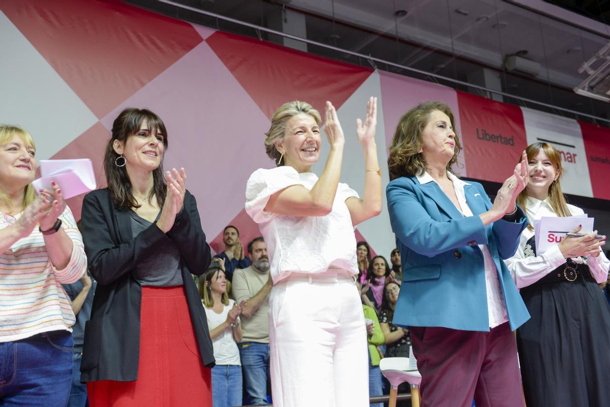 MADRID, 02/04/2023.- La vicepresidenta segunda del Gobierno, Yolanda Díaz (c) durante la presentación este domingo de su candidatura de Sumar a las elecciones generales en el polideportivo Magariños de Madrid. 