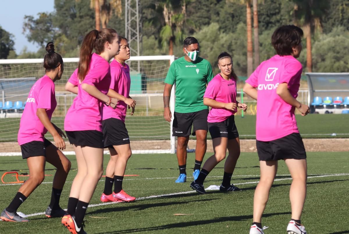 El Córdoba CF Femenino de Ariel Montenegro comienza a rodar