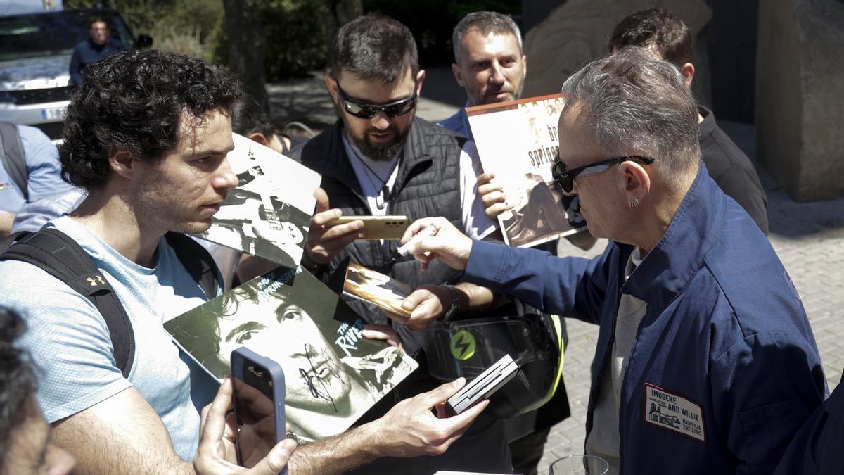Bruce Springsteen, firma un autógrafo a un fan en Barcelona.