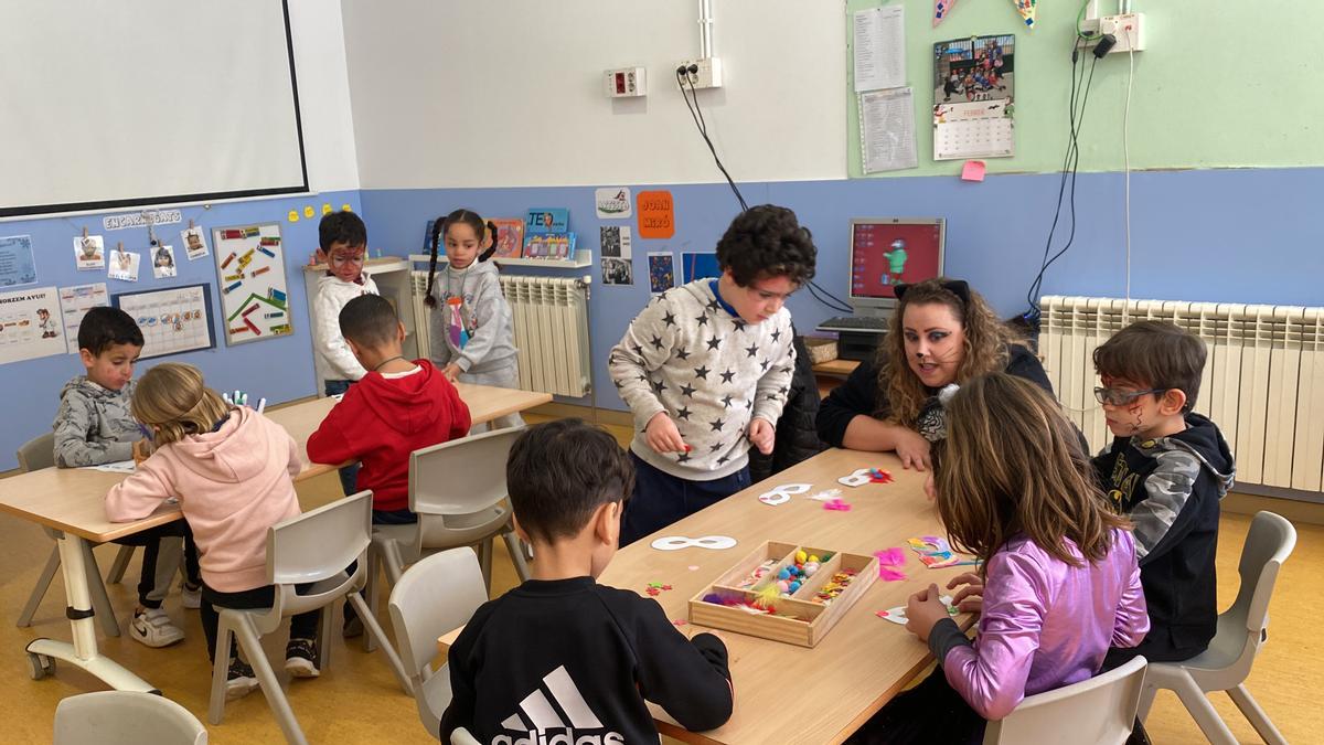 Una aula de l'escola El Gegant del Rec de Salt, amb alumnes fent manualitats