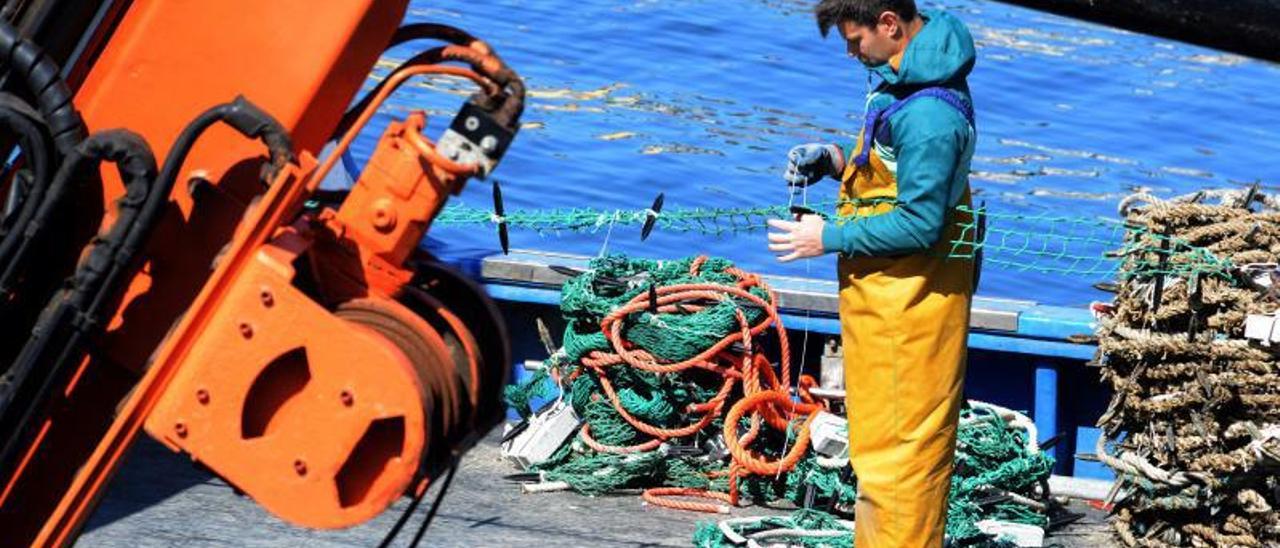 Una jornada de trabajo en un barco bateeiro de la comarca. |  GONZALO NÚÑEZ