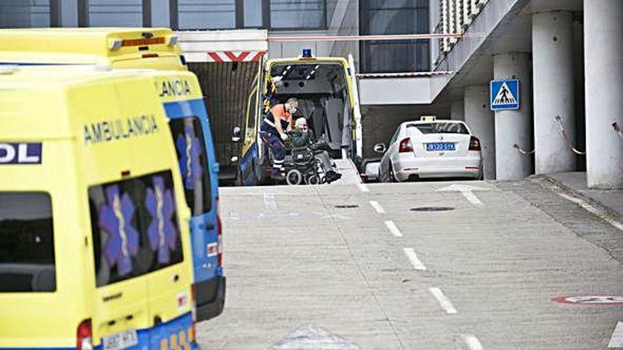Ambulancias en las inmediaciones del Hospital de A Coruña.