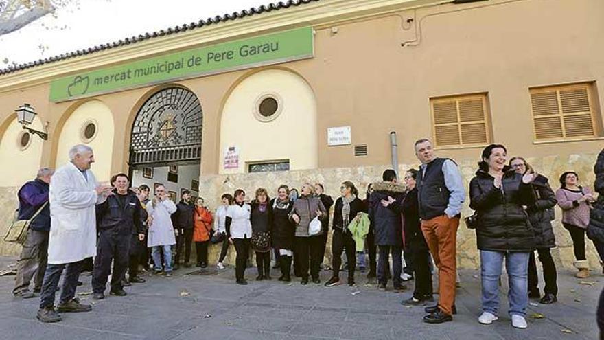 Tenderos del mercado de Pere Garau y algunos vecinos ayer a las 14 horas frente al recinto.