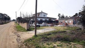 Una calle de la urbanización Malavella Park, en Caldes de Malavella, donde hay varias casas okupadas.