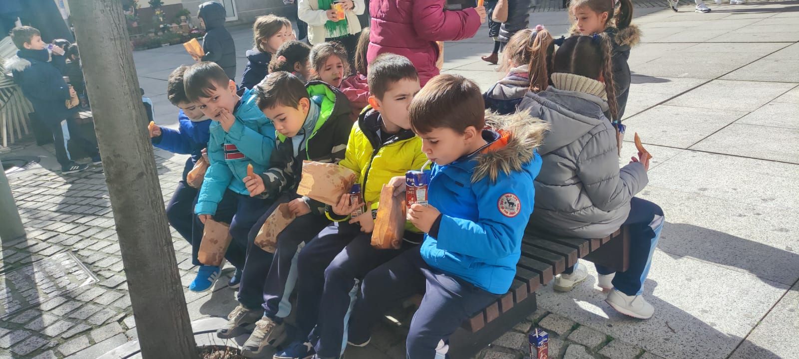 GALERÍA | Visita inesperada en el Mercado de Abastos: los niños de Infantil del Sagrado Corazón de Jesús