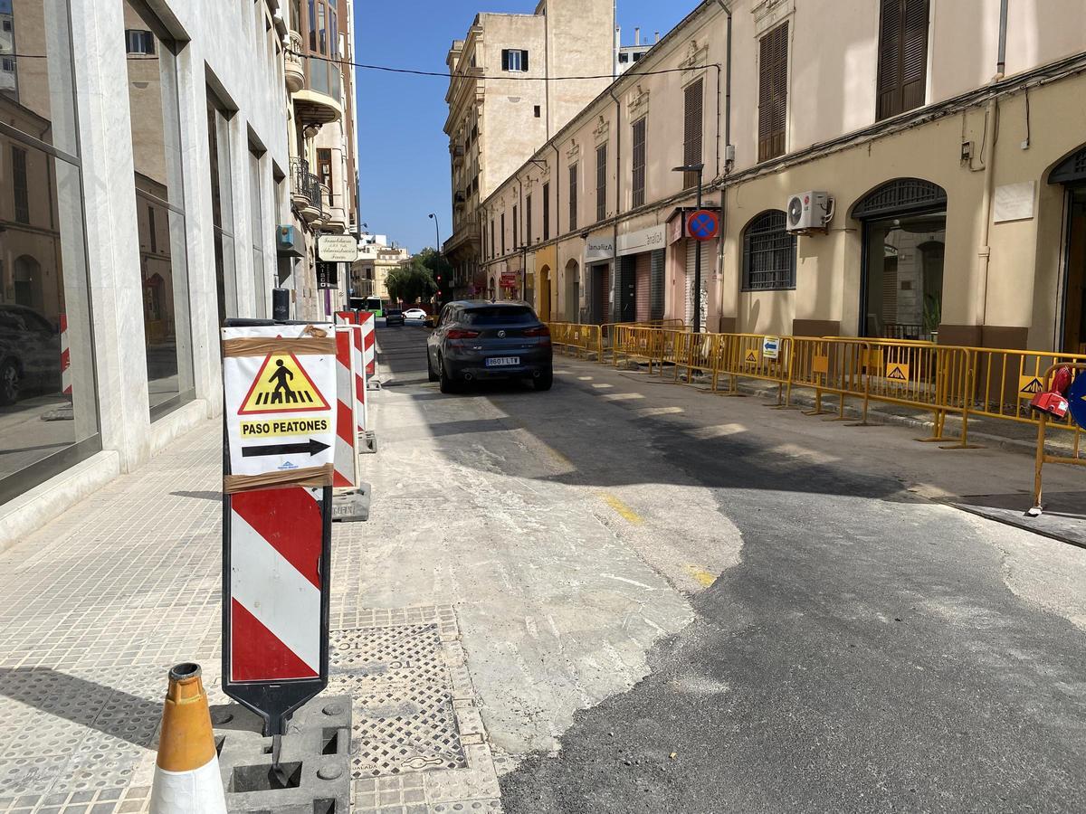 La calle Bisbe Perelló se abrió al tráfico el pasado 6 de octubre, pero las obras todavía no han finalizado