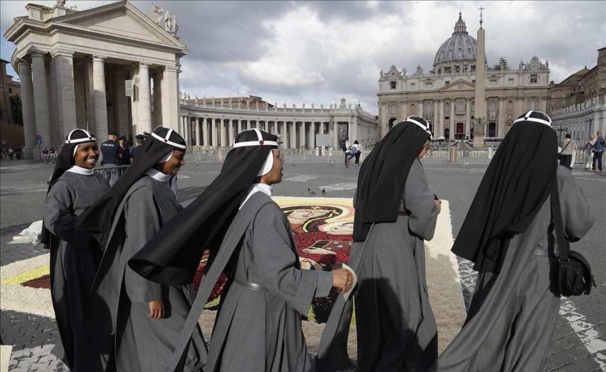 jgblanco39098973 a group of nuns arrive for a special mass celebrated by pope170710123545