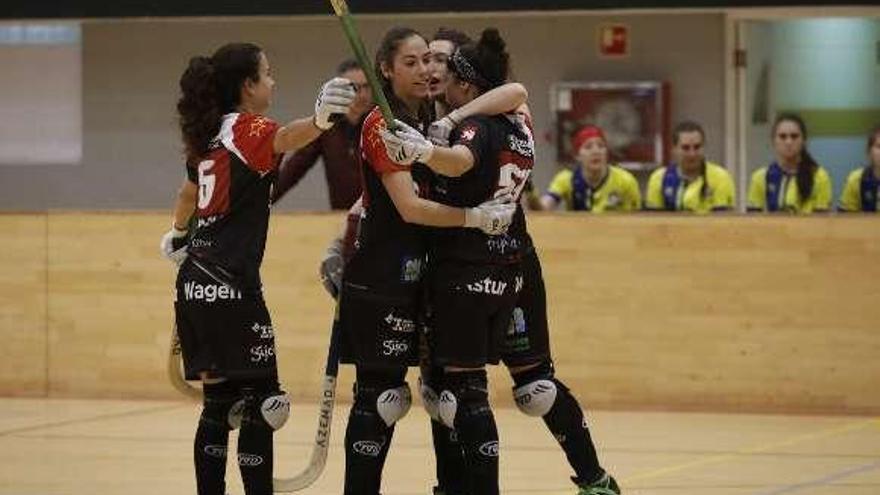 Las jugadoras del Hostelcur Gijón se abrazan tras un gol.
