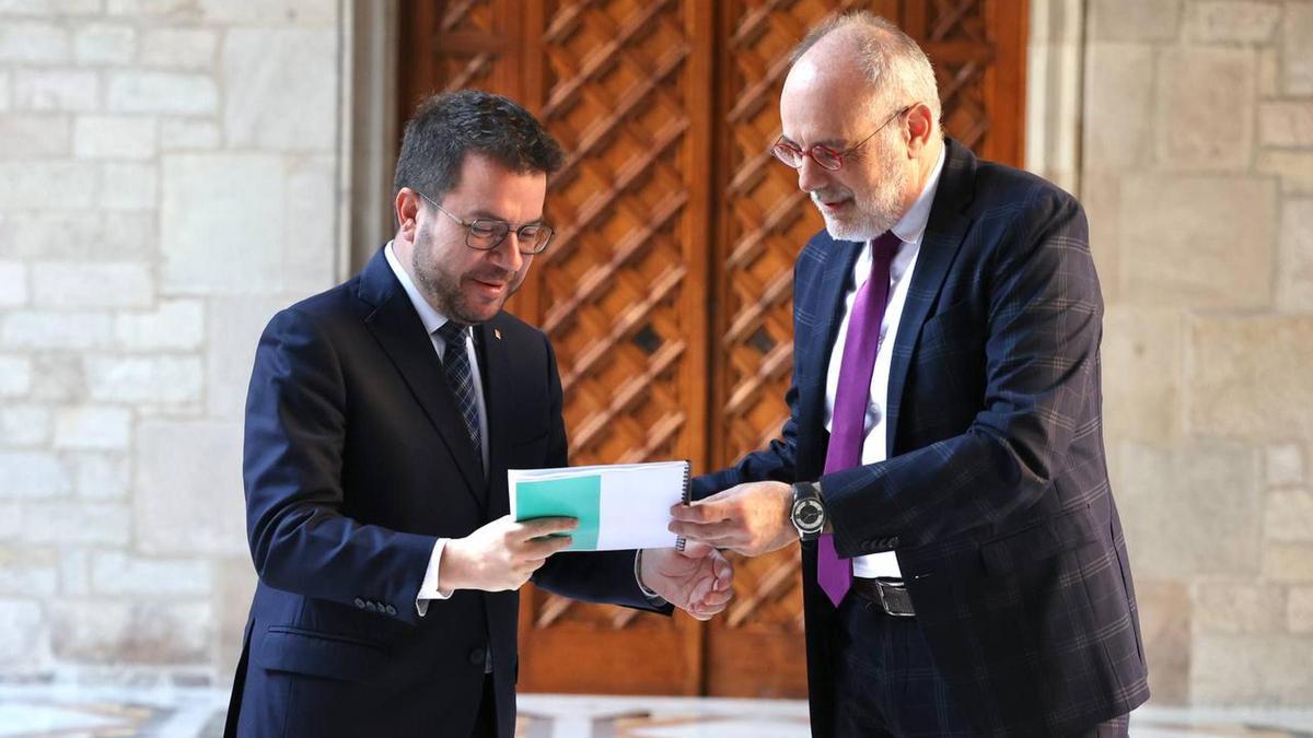 El director de l'Institut d'Estudis d'Autogovern, Joan Ridao, entrega al president de la Generalitat, Pere Aragonès, un informe sobre els instruments jurídics per celebrar un referèndum.