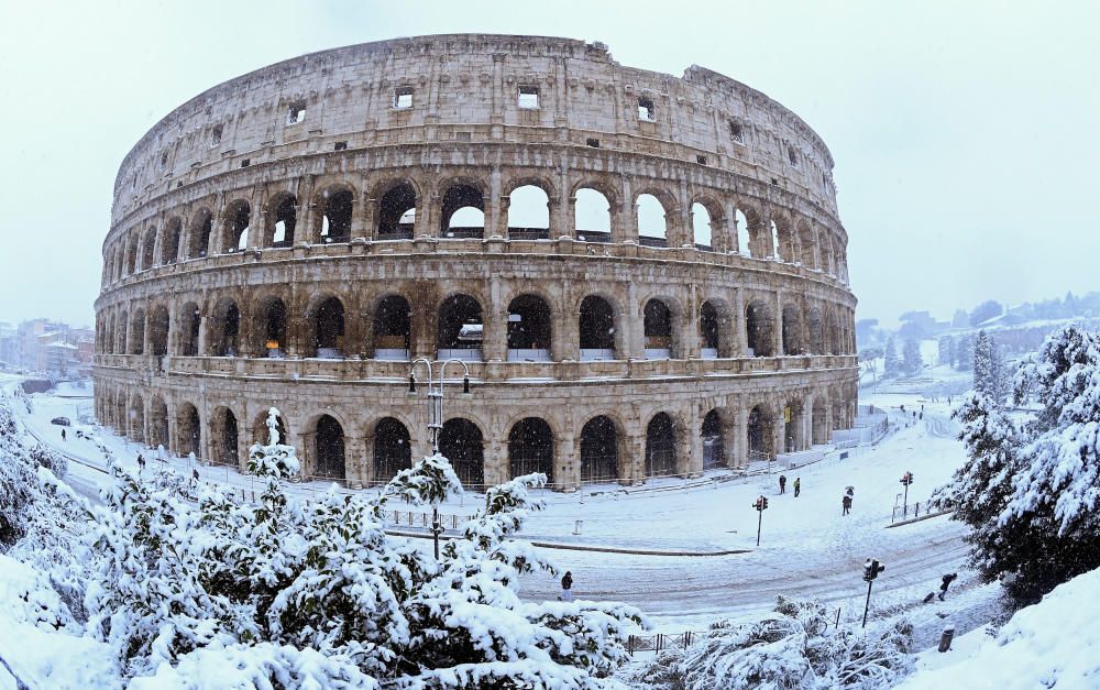 La neu deia imatges de postal a la ciutat de Roma