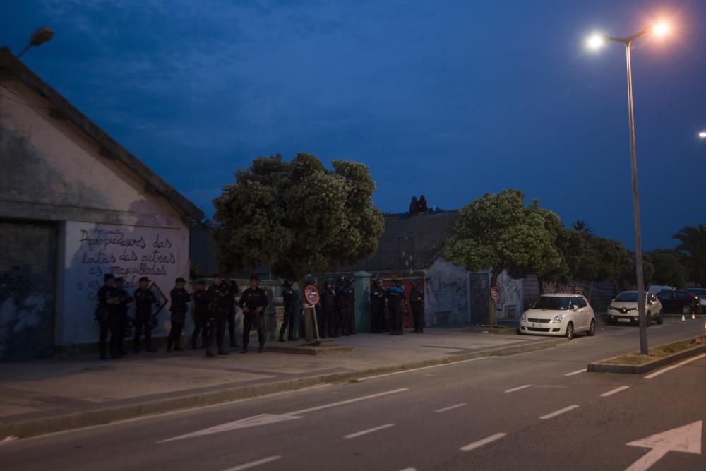 Unas 300 personas protestan en apoyo de los okupas, a los que el Concello impidió el paso a las naves