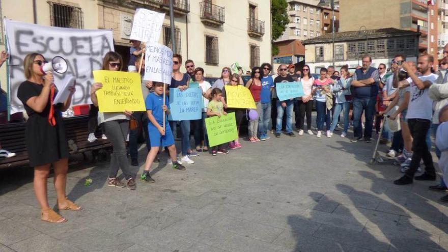 Los profesores itinerantes protestan en Cangas para que les paguen el kilometraje