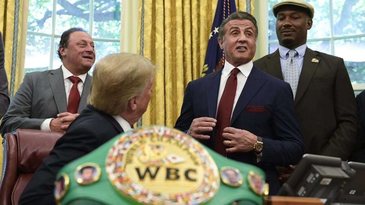 Donald Trump escucha a Sylvester Stallone, este jueves, en el despacho Oval de la Casa Blanca.