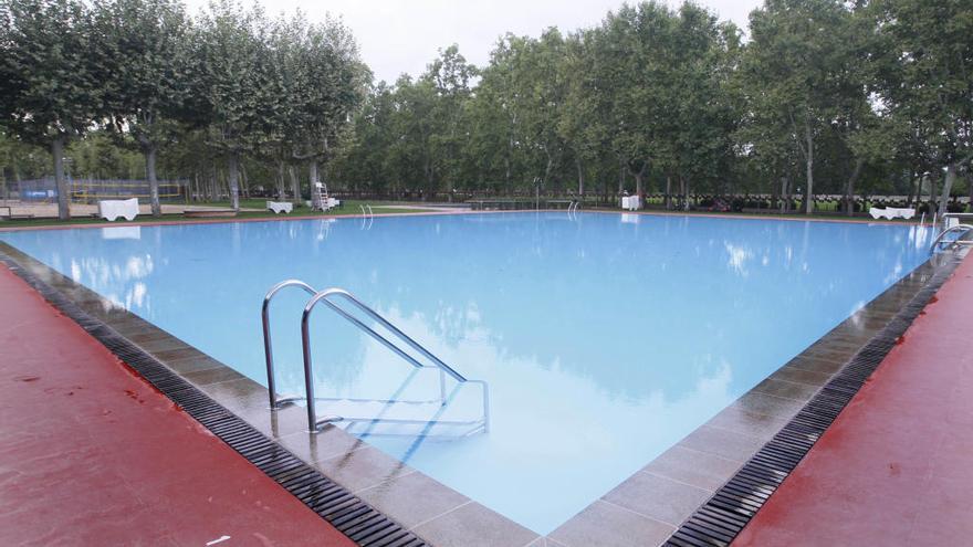 Les piscines municipals de Girona només toleren el topless per prendre el sol