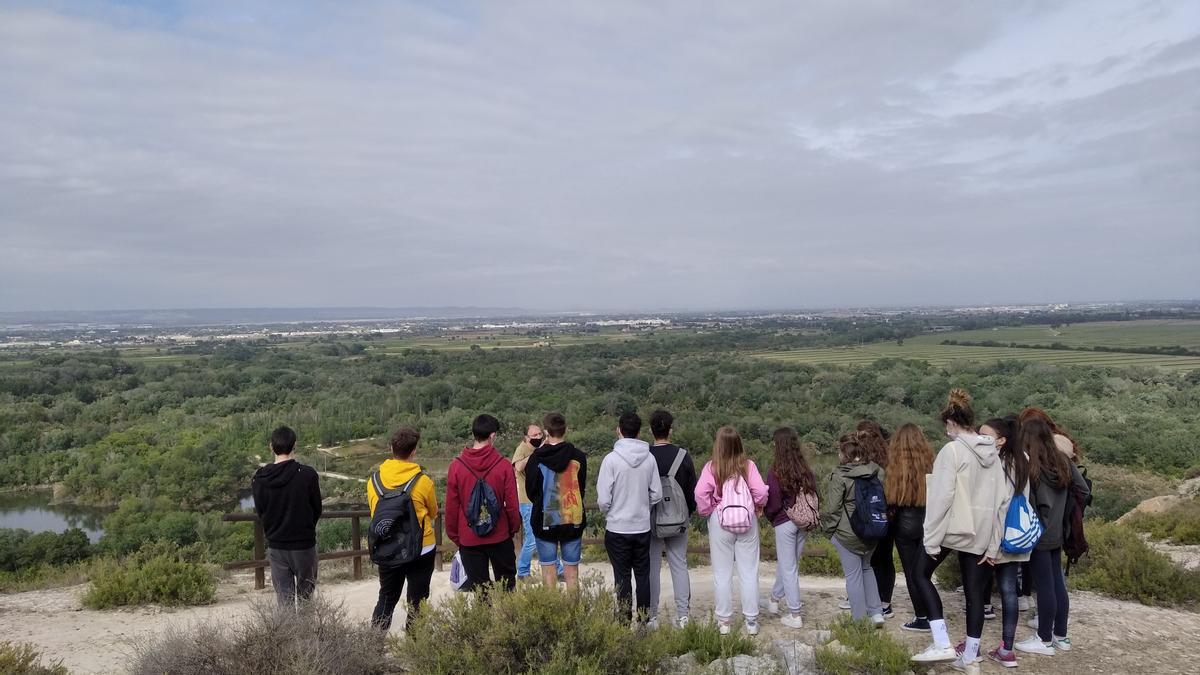 Los alumnos y alumnas del la Salle Gran Vía contemplan el paisaje fluvial en los Galachos de Juslibol.