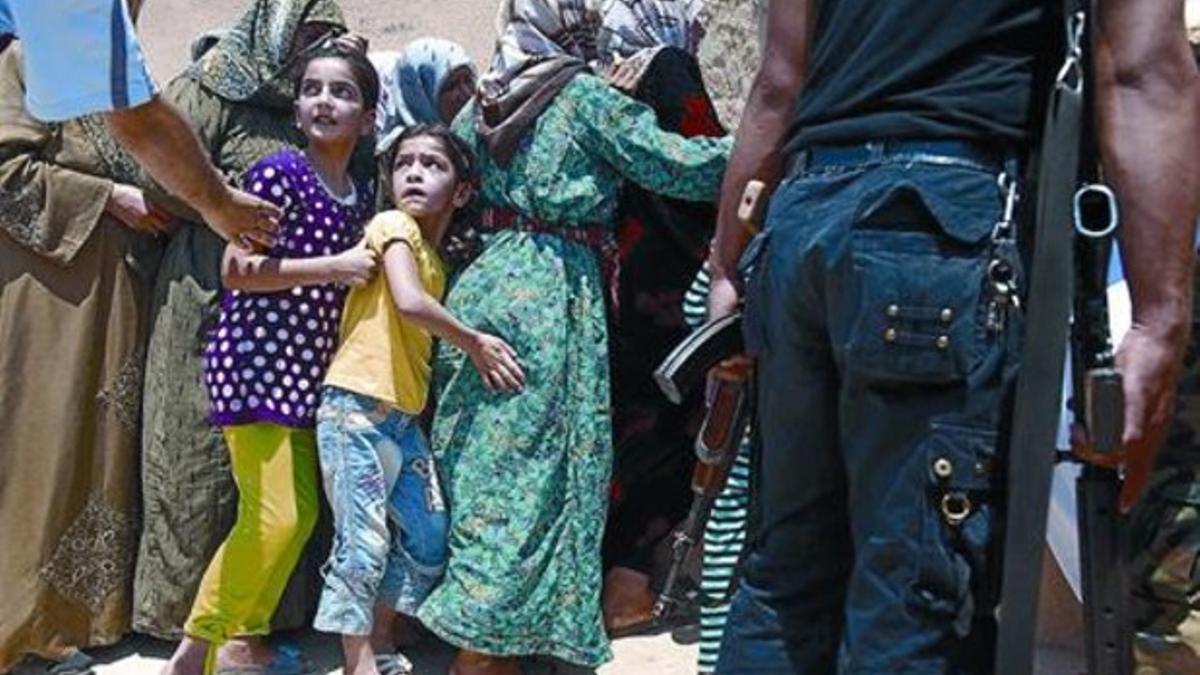 Un grupo de mujeres y niñas hacen cola el miércoles en la única panadería de Idlib.