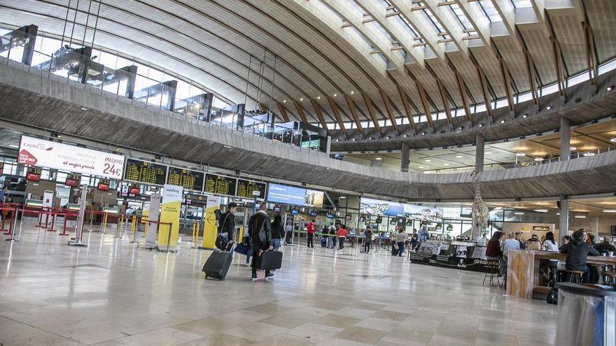 Pasajeros en la zona de mostradores del aeropuerto Tenerife Norte.