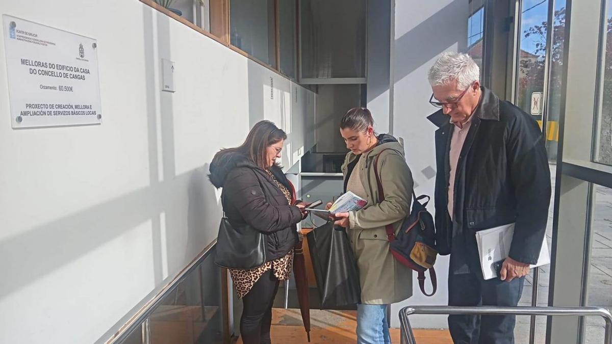 La alcaldesas de Cangas y Moaña con el interventor de la Mancomunidade.