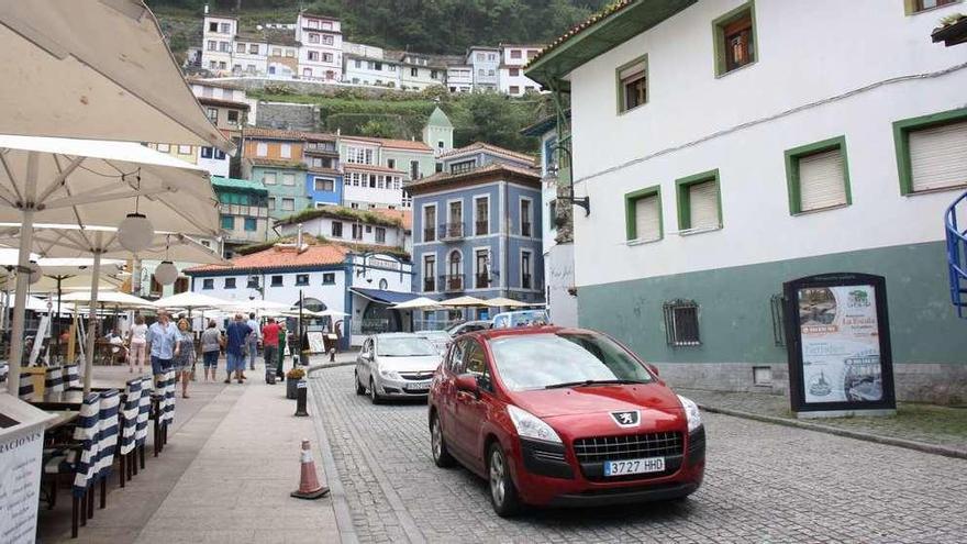 Turismos circulando ayer por el centro de la capital de Cudillero.