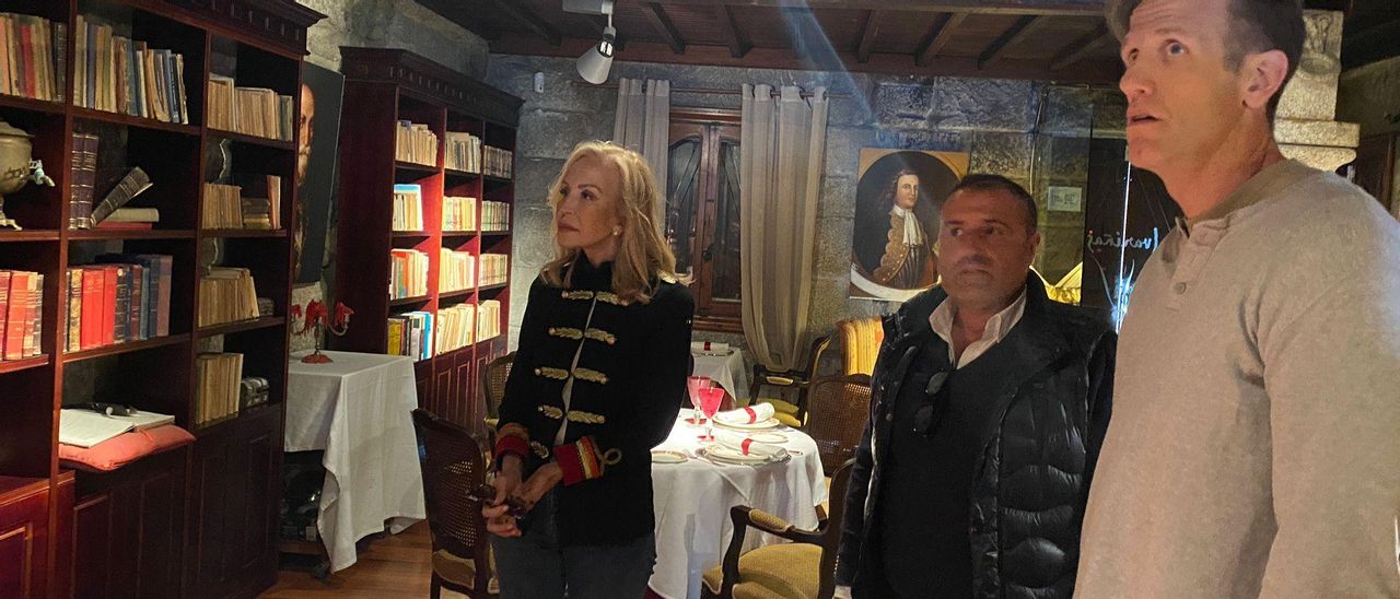 Carmen Lomana se familiarizó con la teoría del Colón gallego en Combarro de la mano de Cristóbal Philippot.