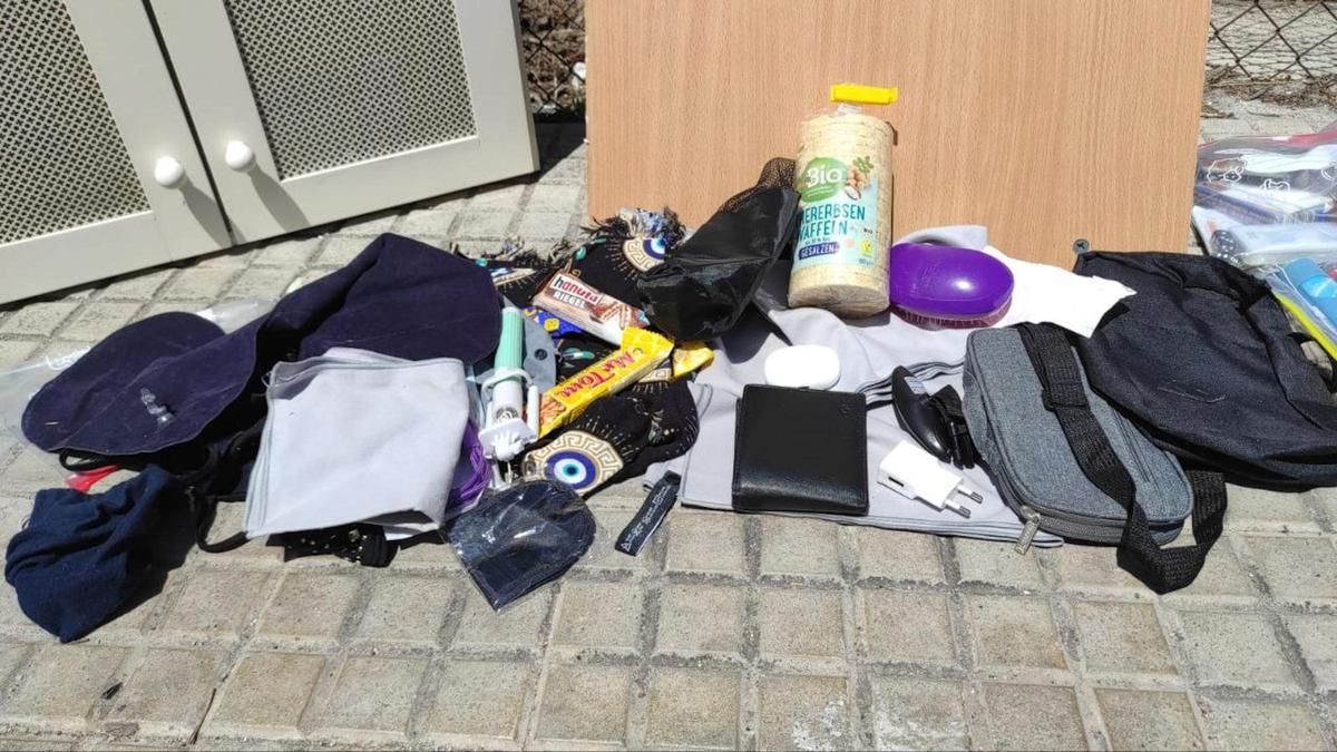 Parte de los objetos decomisados por los Mossos d'Esquadra a los tres detenidos.