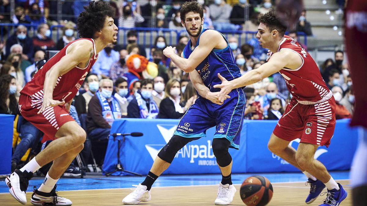 Dani Garcia i Ismael Bako vigilen el moviment de Nikolic en el partit de la primera volta