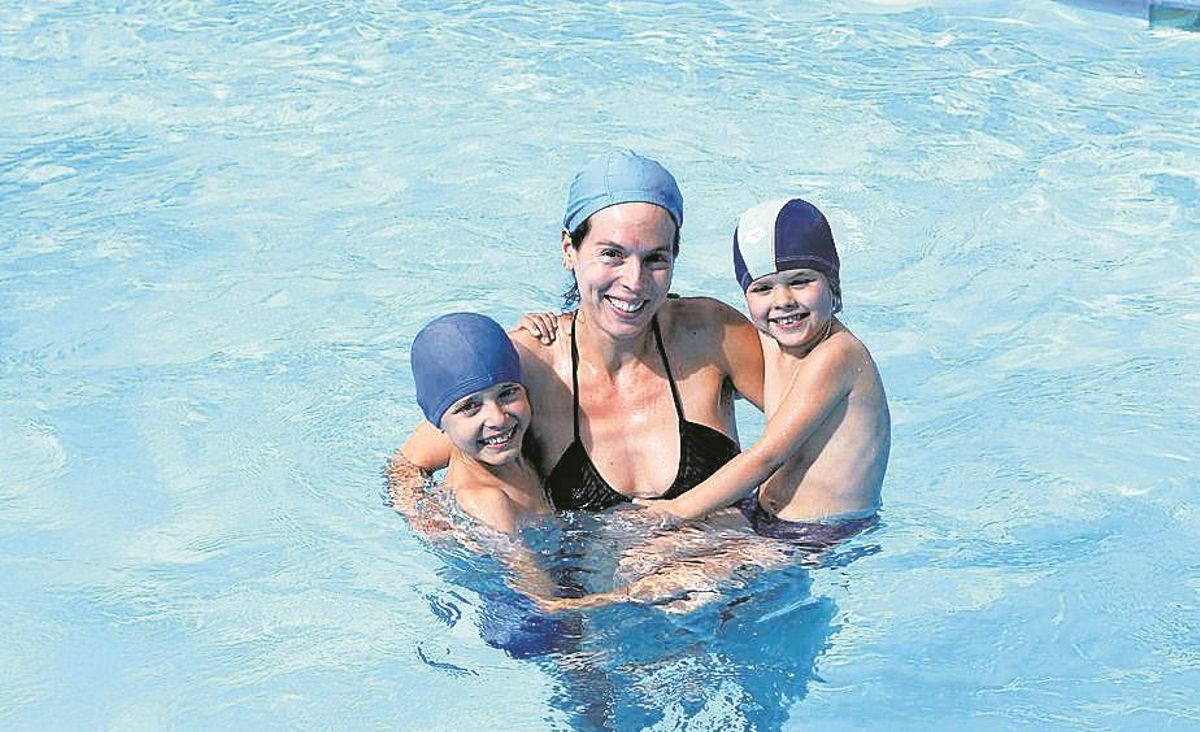 Desde la izquierda, Nico Martínez, Lorena Álvarez y Serena Martínez, en su estreno en la piscina fluvial de Illas