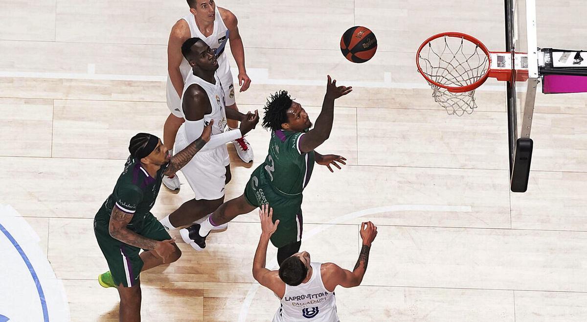 Thompson, entrandoa canasta con la camiseta verde cajista. unicajab