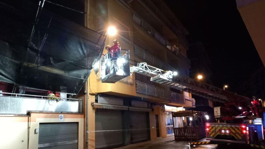 Estabilitzen una bastida d&#039;obra a punt de caure a Berga