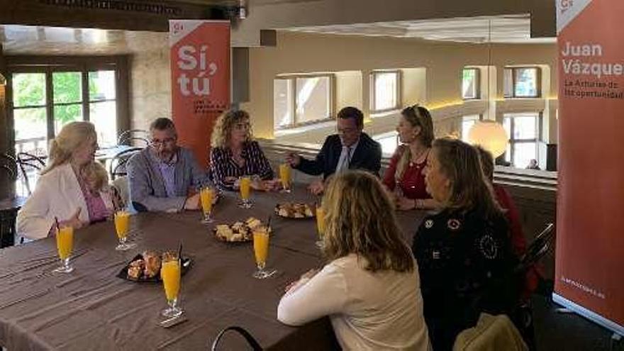 Sarasola y Vázquez, reunidos con mujeres empresarias de la FEDA.