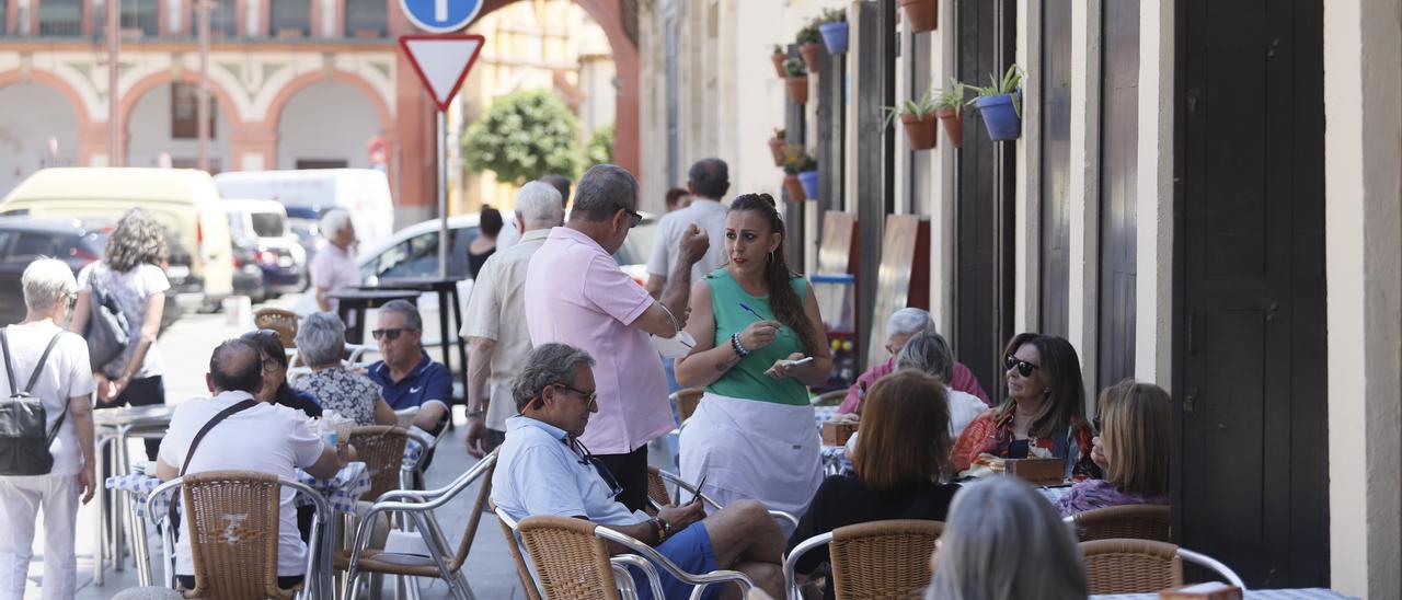 Veladores en un bar de la plaza de la Corredera de Córdoba.