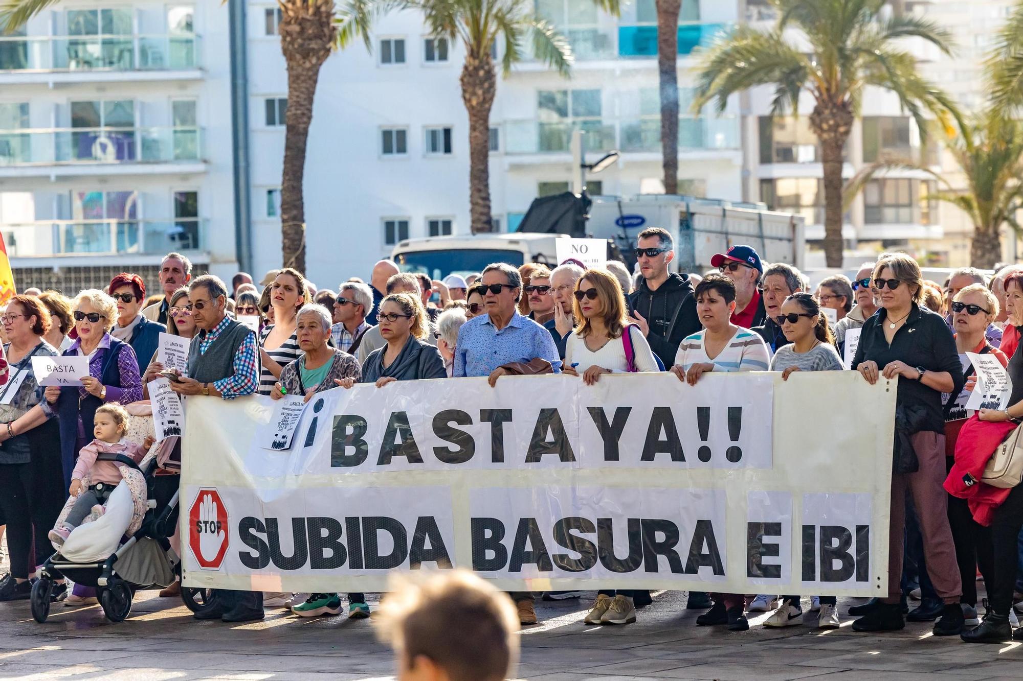 Vecinos de Benidorm se manifiestan en contra de la subida de impuestos de IBI y de la recogida de basuras.