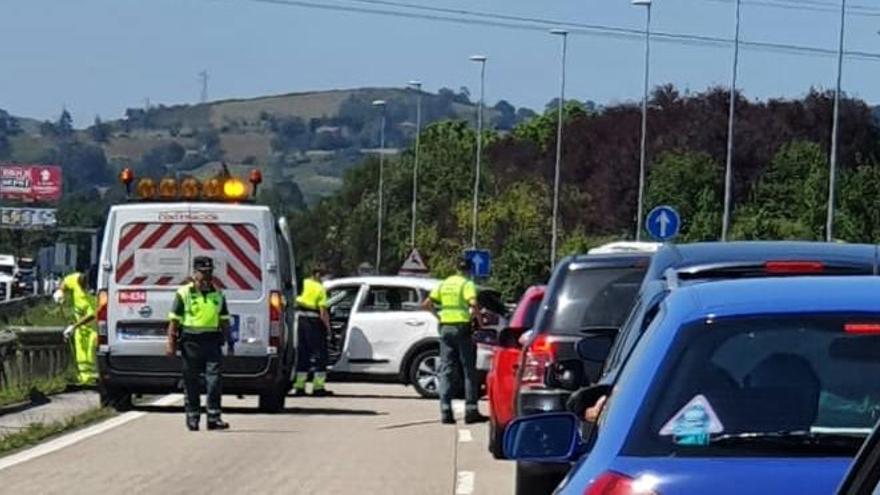 Colas kilométricas en la &quot;Y&quot; por un accidente a la altura de Lugones