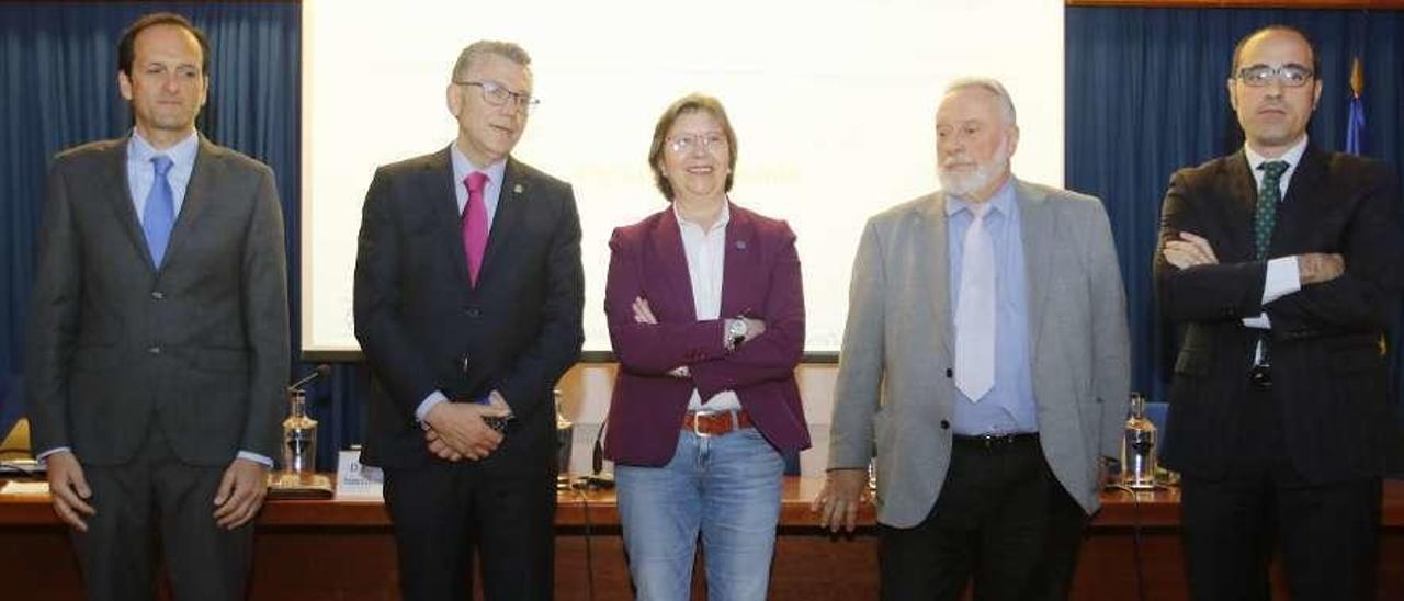 La conselleira Rosa Quintana, flanqueada por Javier Touza y López Veiga, ayer en la presentación. // A.V.