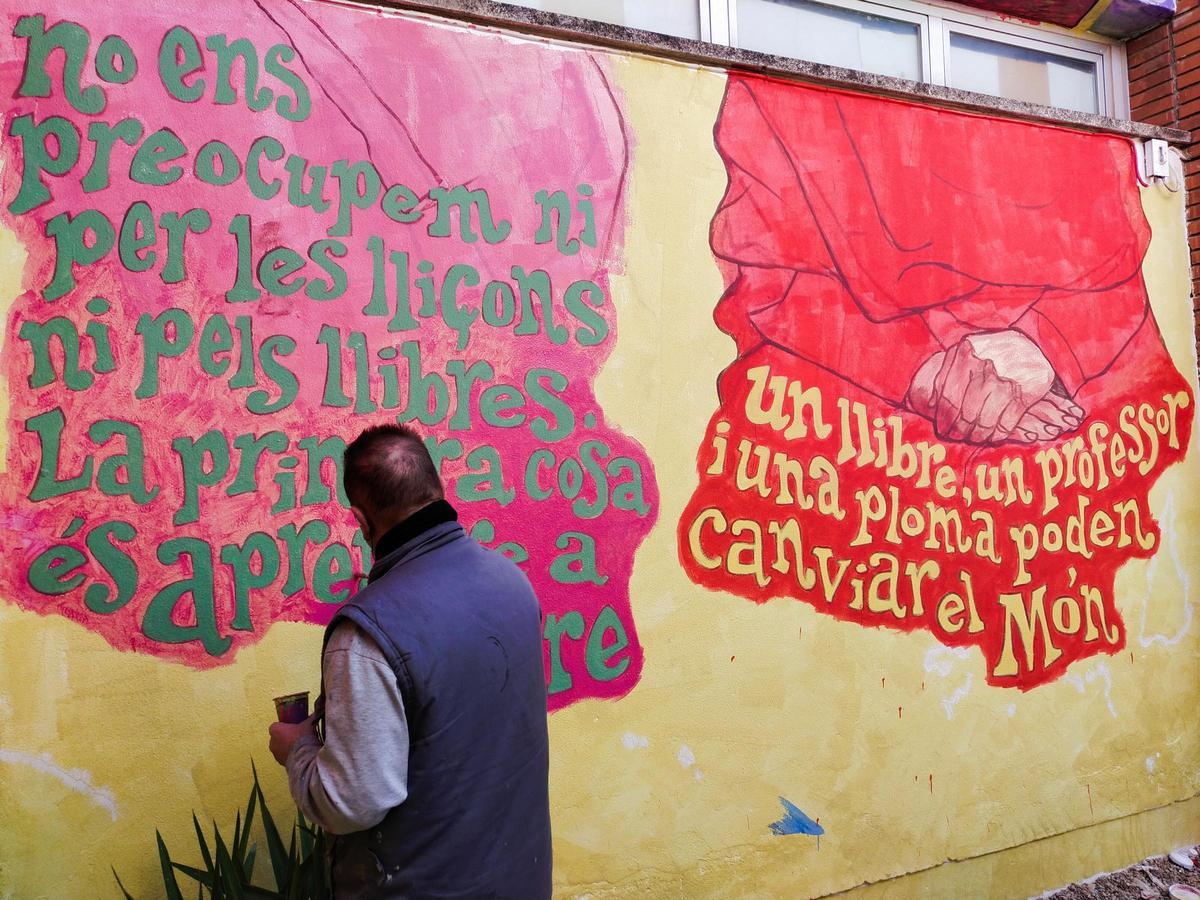 Espinar durante la creación de la obra en el colegio de Alfarrasí.