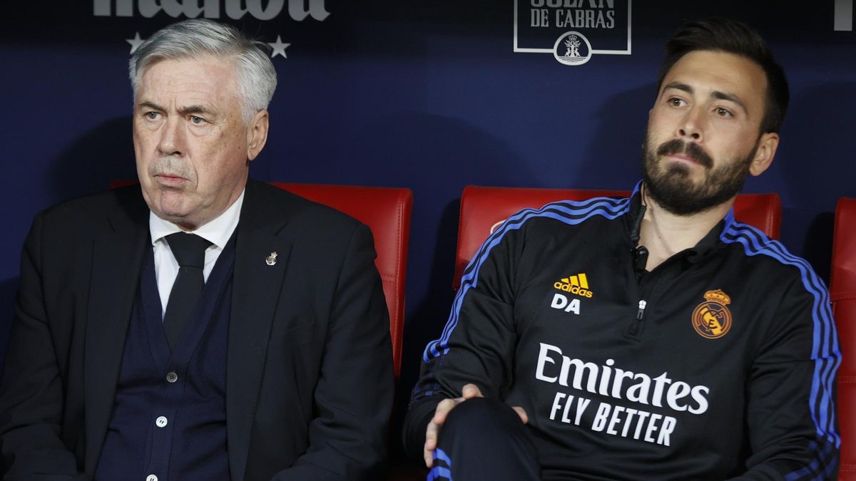 Carlo Ancelotti y Davide, su hijo, durante el Atlético-Madrid en el Metropolitano.