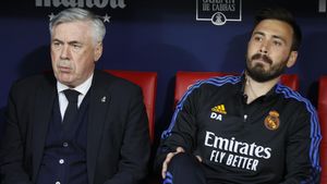 Carlo Ancelotti y Davide, su hijo, durante el Atlético-Madrid en el Metropolitano.