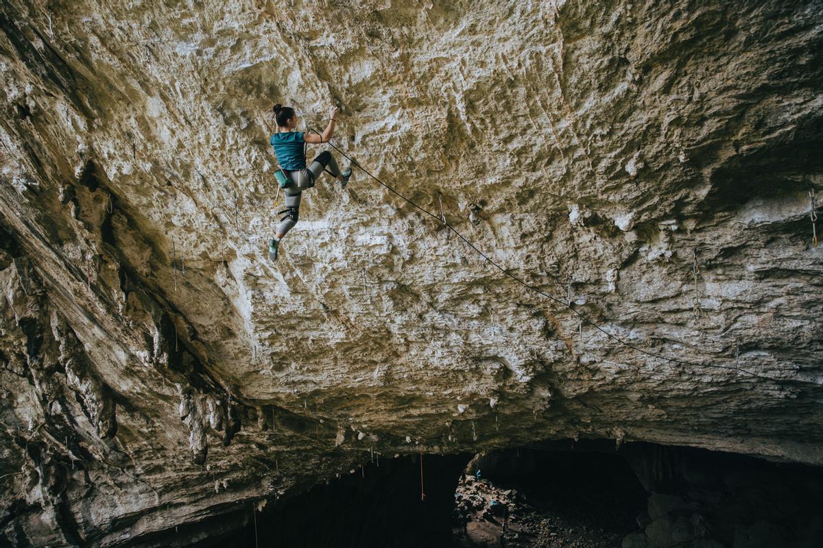 Ainhize Belar en la vía “Iñi Ameriketan” (9a+), cueva de Baltzola, Vizcaya