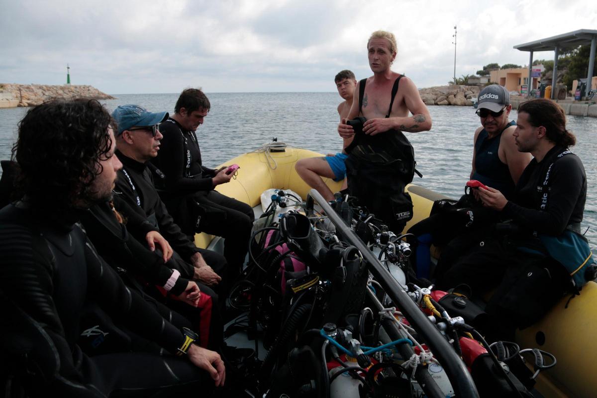 Integrants del projecte Thalassa, abans de submergir-se a l'Ametlla de Mar.