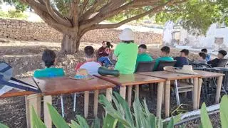 La veterinaria Tara Niño Gónzalez comprometida con el futuro agropecuario canario en la finca escuela de Hoya Ponce
