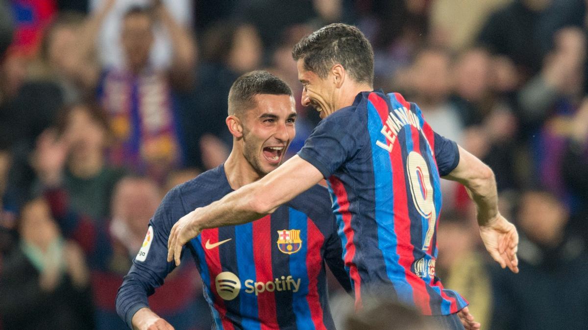 Ferran Torres celebra con Lewandowski el gol del polaco, el 2-0 al Cádiz.