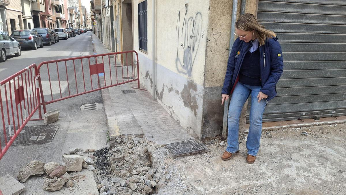 La concejala Maria Fajardo supervisó los trabajos en la calle Joan Baptista Llorens.