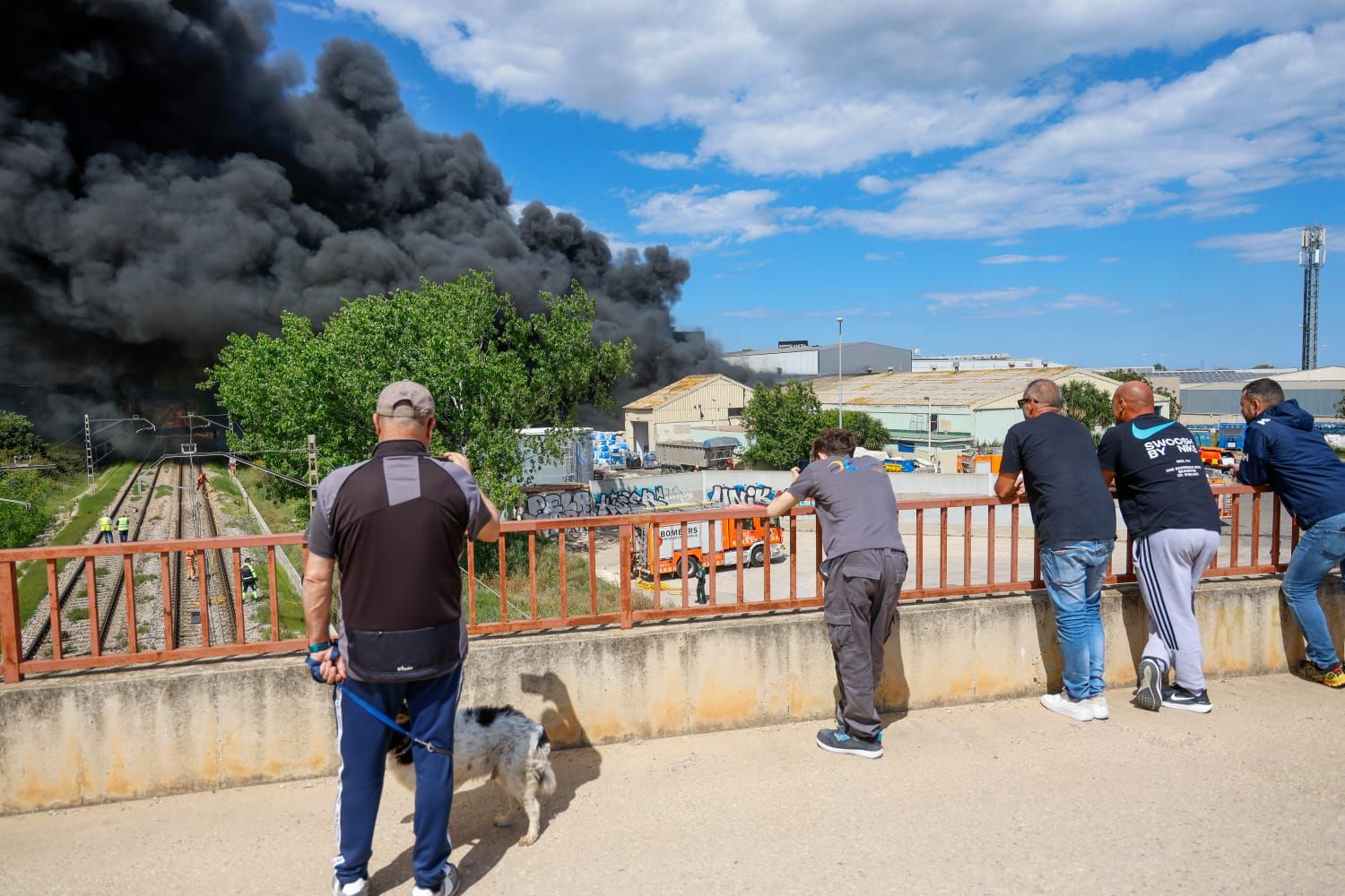 El incendio de la empresa de reciclaje de Silla, en imágenes