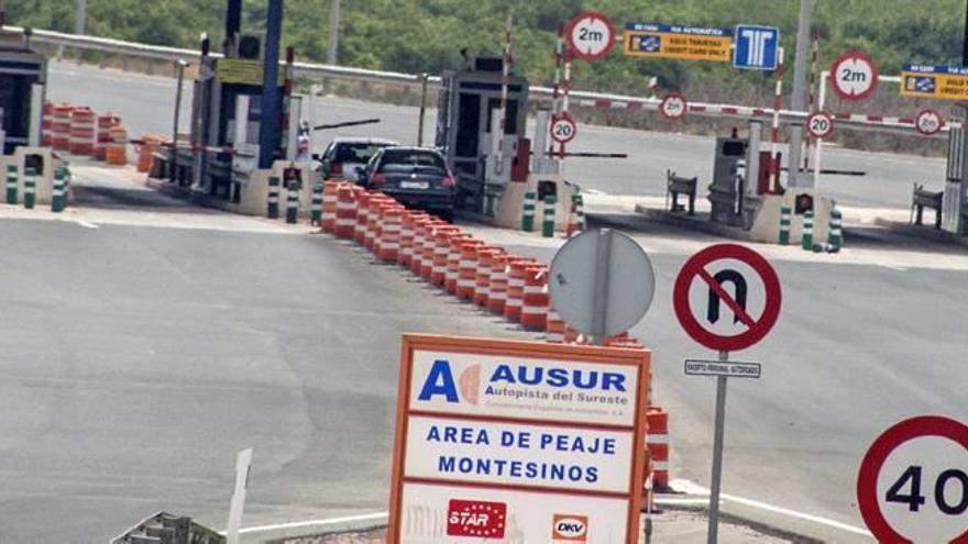 Una imagen del peaje de Los Montesinos, uno de los tres que existen en la autopista y todos situados en la comarca de la Vega Baja; los otros dos están en Orihuela.