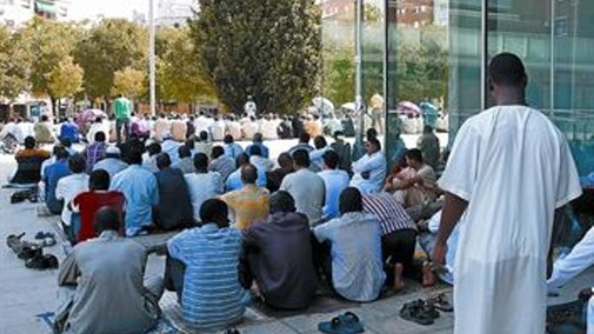 Miembros de la comunidad musulmana de Al Huda rezan ante el Ayuntamiento de Mollet, ayer por la tarde.