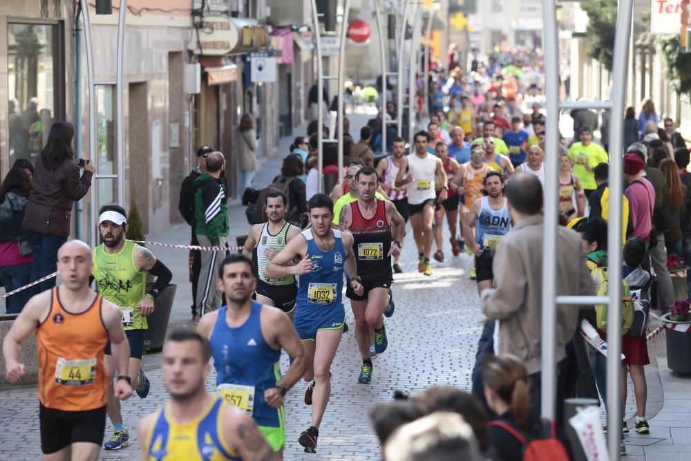 Más de dos mil deportistas corrieron esta mañana en la prueba que discurría por el centro de la ciudad del Louro